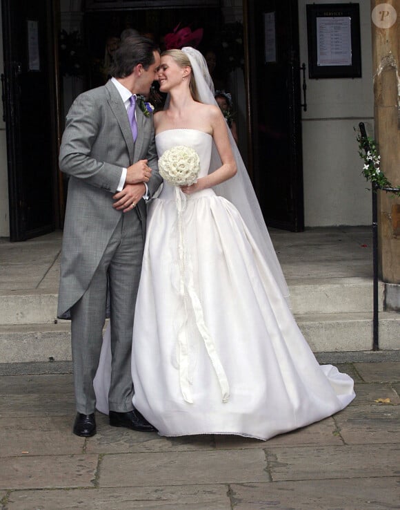 Louis Buckworth et Chloe Delevingne se marient à Londres en septembre 2007. Ils se sépareront 17 mois plus tard.