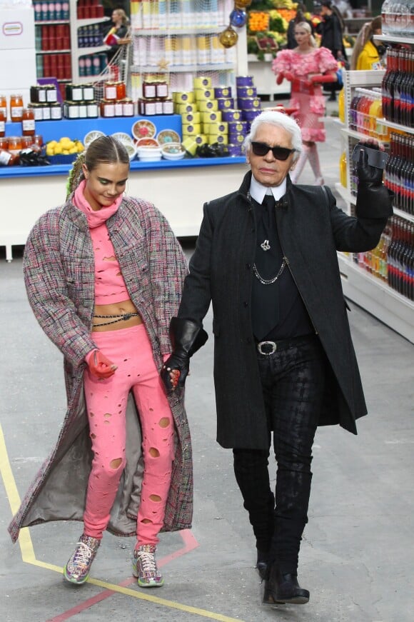 Cara Delevingne et Karl Lagerfeld lors du défilé Chanel à Paris. Le 4 mars 2014.