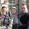 La princesse héritière Victoria de Suède, le prince Daniel et leur fille, la princesse Estelle, lors de la cérémonie organisée à l'occasion du jour de la Sainte Victoria dans la cour intérieur du palais royal à Stockholm, le 12 mars 2014.