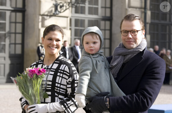 La princesse héritière Victoria de Suède, le prince Daniel et leur fille, la princesse Estelle, lors de la cérémonie organisée à l'occasion du jour de la Sainte Victoria dans la cour intérieur du palais royal à Stockholm, le 12 mars 2014.