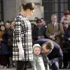 La princesse Victoria, le prince Daniel et leur fille Estelle de Suède lors de la cérémonie organisée à l'occasion du jour de la Sainte Victoria dans la cour intérieur du palais royal à Stockholm, le 12 mars 2014.