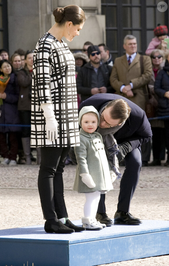 La princesse Victoria, le prince Daniel et leur fille Estelle de Suède lors de la cérémonie organisée à l'occasion du jour de la Sainte Victoria dans la cour intérieur du palais royal à Stockholm, le 12 mars 2014.