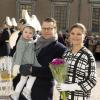 La princesse Victoria, le prince Daniel et leur fille la princesse Estelle de Suède lors de la cérémonie organisée à l'occasion du jour de la Sainte Victoria dans la cour intérieur du palais royal à Stockholm, le 12 mars 2014.