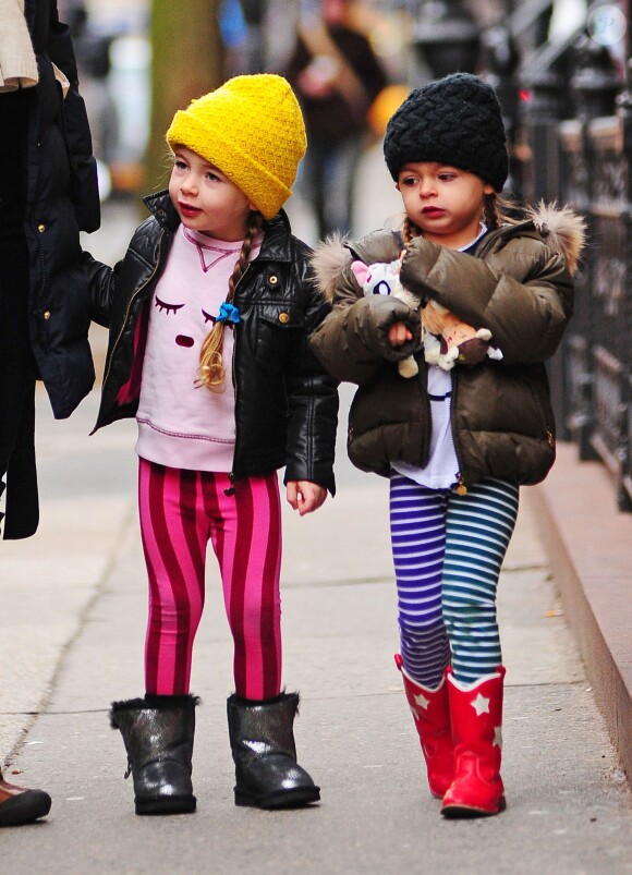 Les jumelles de Sarah Jessica Parker Marion et Tabitha Broderick sur le chemin de l'ecole accompagnées de leur nounou à New York, le 16 janvier 2014. - New York