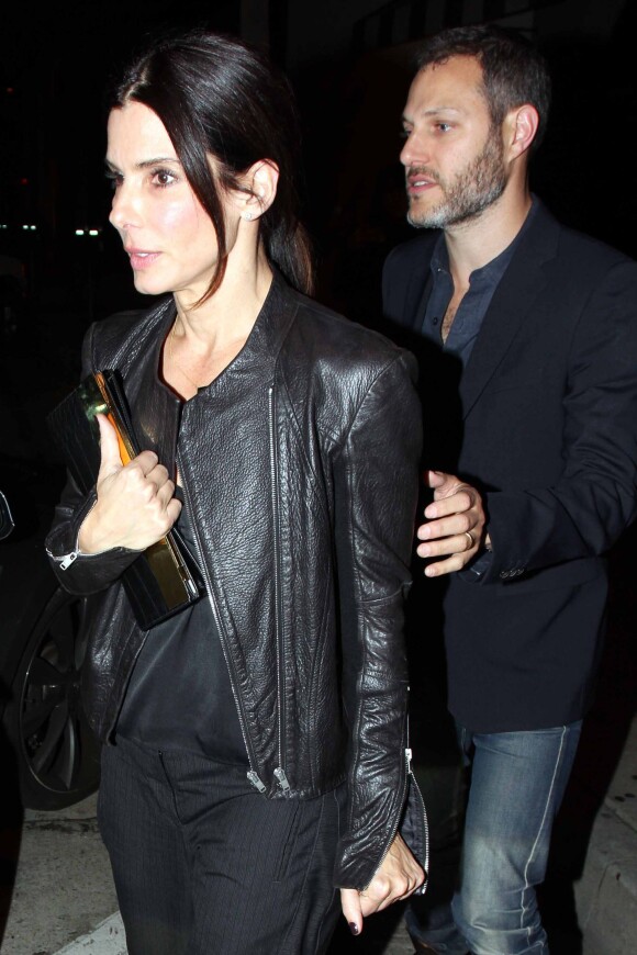Sandra Bullock et un mystérieux inconnu quittent Craig's à West Hollywood, Los Angeles, le 12 mars 2014.