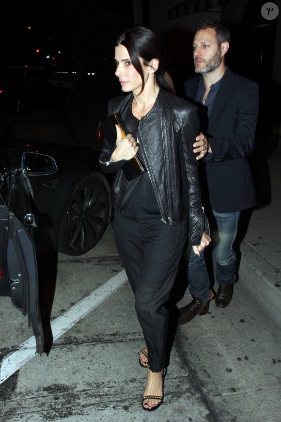 Sandra Bullock et un mystérieux inconnu quittent Craig's à West Hollywood, Los Angeles, le 12 mars 2014.