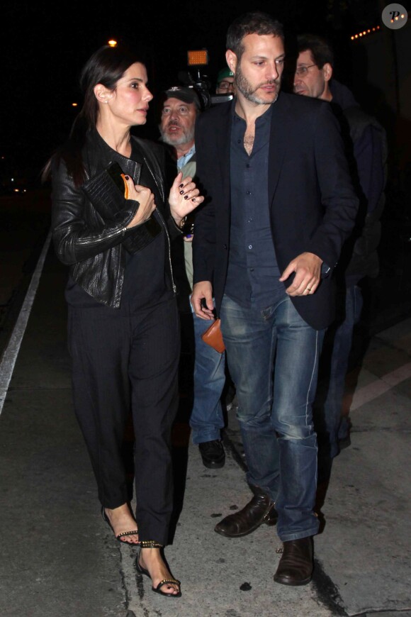 Sandra Bullock et un mystérieux inconnu quittent Craig's à West Hollywood, Los Angeles, le 12 mars 2014.