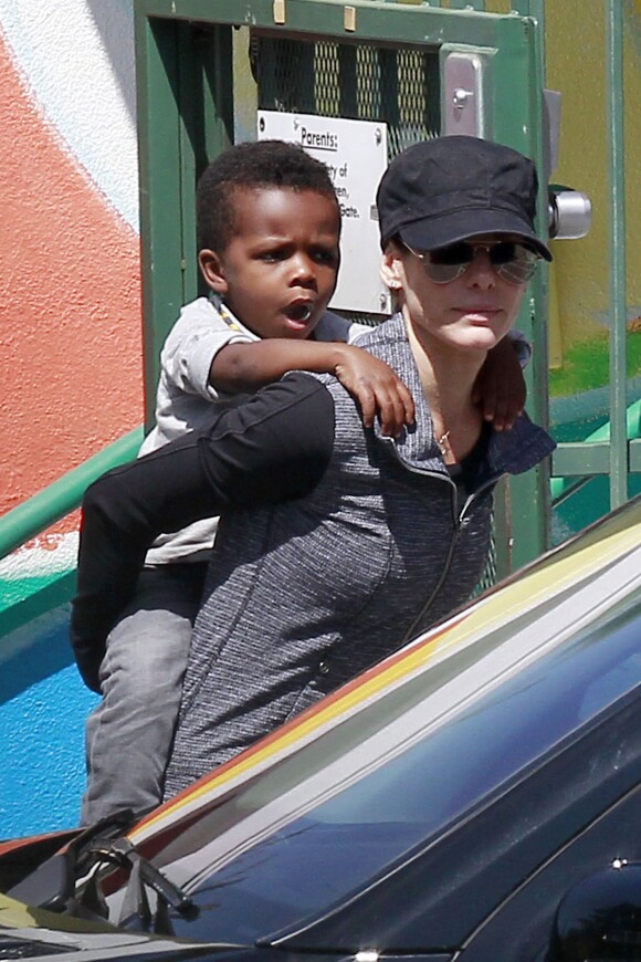 Sandra Bullock et son fils Louis Bardo à Los Angeles, le 26 mars 2013.