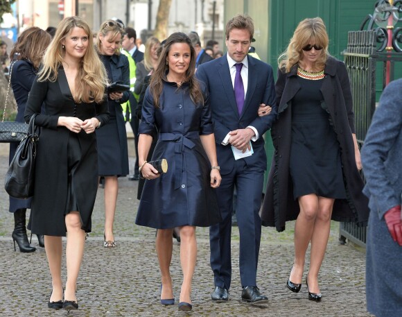 Pippa Middleton, en compagnie de Ben Fogle et de son épouse Marina, se rend à une messe donnée en hommage à Sir David Frost à Westminster Abbey à Londres, le 13 mars 2014.