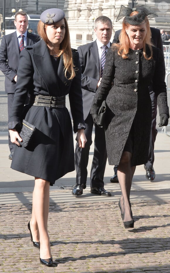 La princesse Beatrice et Sarah Ferguson se rendent à une messe en hommage à Sir David Frost à Westminster Abbey à Londres, le 13 mars 2014.