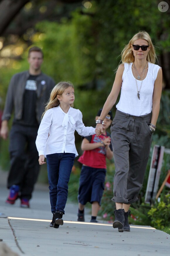 Gwyneth Paltrow, Chris Martin et leurs enfants Moses et Apple à Los Angeles, le 26 octobre 2012.