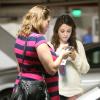 Exclusif - Mila Kunis en pleine séance shopping avec une amie à Los Angeles, le 14 mars 2014.