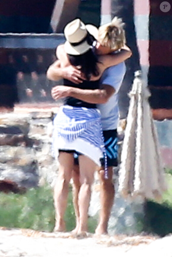 Courteney Cox en compagnie d'un mystérieux inconnu sur la plage de Malibu à Los Angeles, le 15 mars 2014.