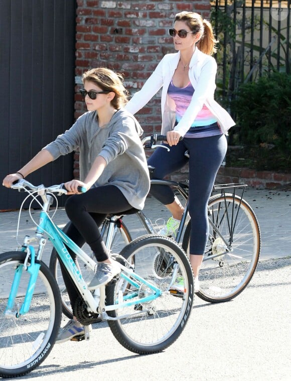 Cindy Crawford, son mari Rande Gerber et leur fille Kaia font du vélo à Malibu par une belle journée ensoleillée, le 16 mars 2014.
