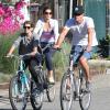 Cindy Crawford, son mari Rande Gerber et leur fille Kaia font du vélo à Malibu, le 16 mars 2014. Une famille unie sous le soleil californien
