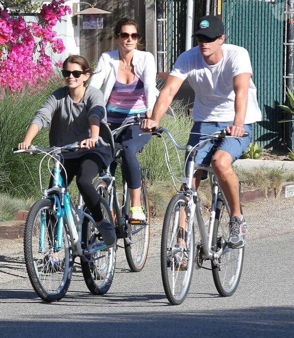 Cindy Crawford, son mari Rande Gerber et leur fille Kaia font du vélo à Malibu, le 16 mars 2014. Une famille unie sous le soleil californien