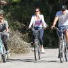 Cindy Crawford, son mari Rande Gerber et leur fille Kaia font du vélo à Malibu, le 16 mars 2014.
