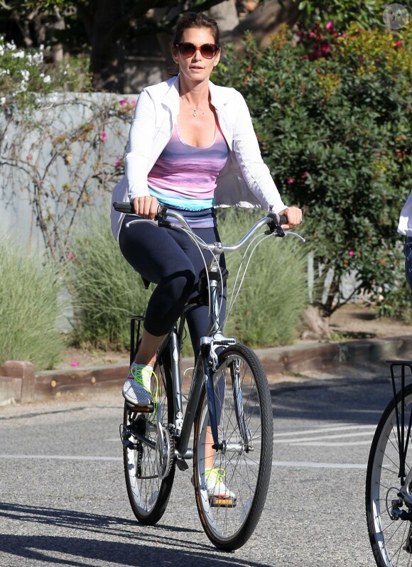 Cindy Crawford, en forme et souriante, son mari Rande Gerber et leur fille Kaia font du vélo à Malibu, le 16 mars 2014.