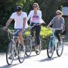 Le top américain Cindy Crawford, son mari Rande Gerber et leur fille Kaia font du vélo à Malibu, le 16 mars 2014.