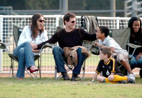 Tom Cruise et Katie Holmes à Los Angeles regardant un match de foot avec Connor Cruise le 6 novembre 2005