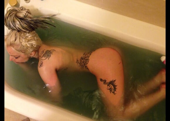 Lady Gaga nue dans sa baignoire après sa prestation choc au festival South by Southwest à Austin, le 13 mars 2014.