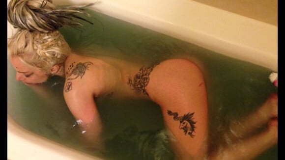 Lady Gaga : Nue dans sa baignoire après sa prestation choc, la star barbote