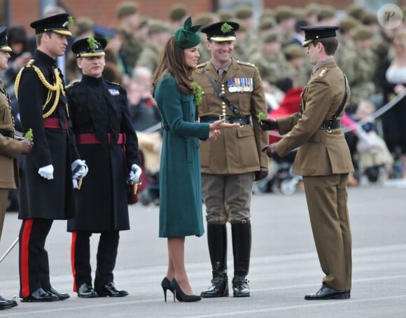 Le prince William, en sa qualité de colonel du régiment des Irish Guards, et la duchesse Catherine de Cambridge participaient aux Mons Barracks d'Aldershot, le 17 mars 2014, à la Saint Patrick des Irish Guards, au cours de laquelle Kate avait pour mission de distribuer l'emblématique trèfle porte-bonheur.