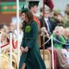 Le prince William, en sa qualité de colonel du régiment des Irish Guards, et la duchesse Catherine de Cambridge participaient aux Mons Barracks d'Aldershot, le 17 mars 2014, à la Saint Patrick des Irish Guards, au cours de laquelle Kate avait pour mission de distribuer l'emblématique trèfle porte-bonheur.