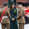 Kate Middleton accompagnait le prince William aux Mons Barracks d'Aldershot, le 17 mars 2014, pour la Saint Patrick des Irish Guards, au cours de laquelle la duchesse de Cambridge avait pour mission de distribuer l'emblématique trèfle porte-bonheur.