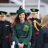 Kate Middleton accompagnait le prince William aux Mons Barracks d'Aldershot, le 17 mars 2014, pour la Saint Patrick des Irish Guards, au cours de laquelle la duchesse de Cambridge avait pour mission de distribuer l'emblématique trèfle porte-bonheur.