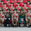 Le prince William et son épouse Kate lors de la photo souvenir le 17 mars 2014 aux Mons Barracks d'Aldershot pour la Saint Patrick des Irish Guards, au cours de laquelle Catherine avait pour mission de distribuer l'emblématique trèfle porte-bonheur.