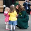 Le prince William et son épouse Kate, duchesse de Cambridge, étaient le 17 mars 2014 aux Mons Barracks d'Aldershot pour la Saint Patrick des Irish Guards, au cours de laquelle Catherine avait pour mission de distribuer l'emblématique trèfle porte-bonheur.