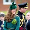Le prince William et son épouse Kate, duchesse de Cambridge, étaient le 17 mars 2014 aux Mons Barracks d'Aldershot pour la Saint Patrick des Irish Guards, au cours de laquelle Catherine avait pour mission de distribuer l'emblématique trèfle porte-bonheur.