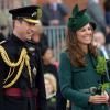 Le prince William et son épouse Kate, duchesse de Cambridge, étaient le 17 mars 2014 aux Mons Barracks d'Aldershot pour la Saint Patrick des Irish Guards, au cours de laquelle Catherine avait pour mission de distribuer l'emblématique trèfle porte-bonheur.