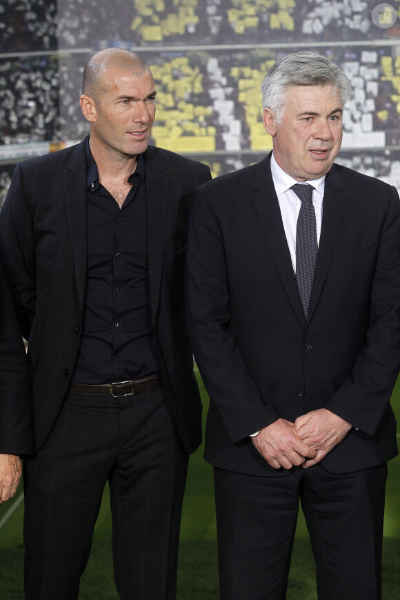 Carlo Ancelotti et son adjoint Zinédine Zidane à Santiago Bernabeu à Madrid, le 26 juin 2013