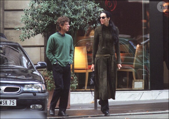 Mick Jagger et L'Wren Scott se promènent dans les rues de Paris, le 24 septembre 2001.