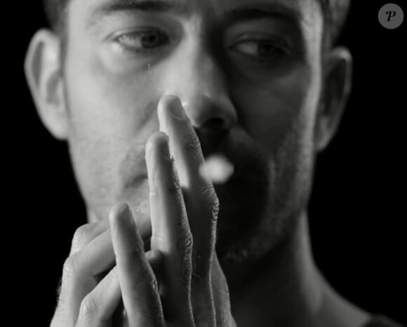 Le chanteur Emmanuel Moire dans son nouveau clip "Venir Voir", dévoilé le 18 mars 2014.