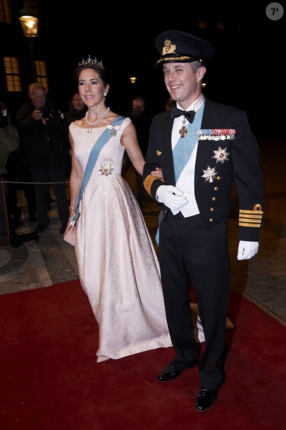 La princesse Mary et le prince Frederik de Danemark arrivant au dîner de gala donné au palais Christian VII, à Copenhague, le 17 mars 2014 en l'honneur de la venue du président turc Abdullah Gül et son épouse.