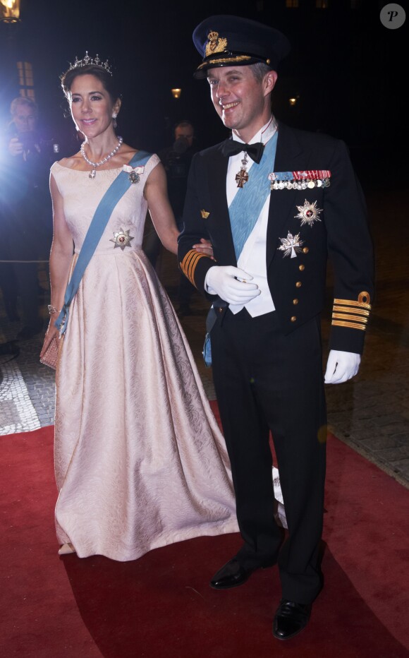 La princesse Mary et le prince héritier Frederik de Danemark au dîner de gala donné au palais Christian VII, à Copenhague, le 17 mars 2014 en l'honneur de la venue du président turc Abdullah Gül et son épouse.