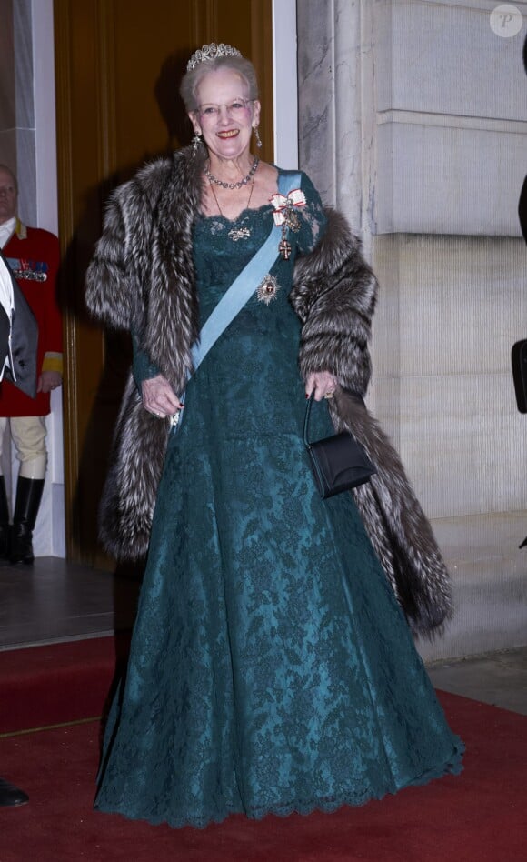 La reine Margrethe II de Danemark arrivant au dîner de gala donné au palais Christian VII, à Copenhague, le 17 mars 2014 en l'honneur de la venue du président turc Abdullah Gül et son épouse.