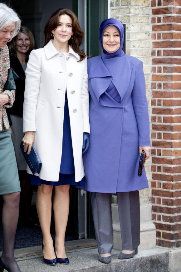 La princesse Mary de Danemark avec la Première dame turque Hayrünnisa Gül en visite dans un foyer de femmes de Copenhague le 18 mars 2014