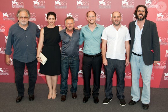 Le producteur Karl Baumgartner aux côtés de l'équipe du film The Exchange, Sharon Tal, Dov Navon, Rotem Keina, Eran Kolirin et Eilon Ratzkovsky à Venise le 7 septembre 2011.