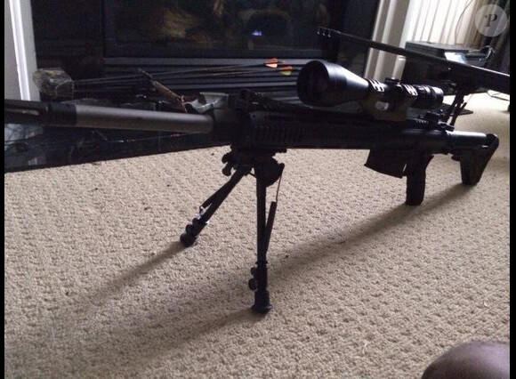 Sur Twitter, Nick Gordon a posté la photo de cet AR-10, comme une menace à Pat et Gary Houston. En légende ? "C'est un AR-10 sur mesure. Vous ne savez même pas ce que c'est, bande de baltringues. Et ton mec est une p***".