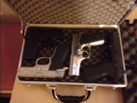 Toujours sur Twitter, Nick Gordon a posté cette photo de deux armes à feu. Le gendre de la défunte Whitney Houston est-il sur le point de commettre l'irréparable ?