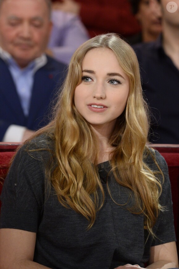 Chloé Jouannet, fille d' Alexandra Lamy, lors de l'émission Vivement dimanche, enregistrée le 19 mars 2014 à Paris et diffusée sur France 2 le 23 mars