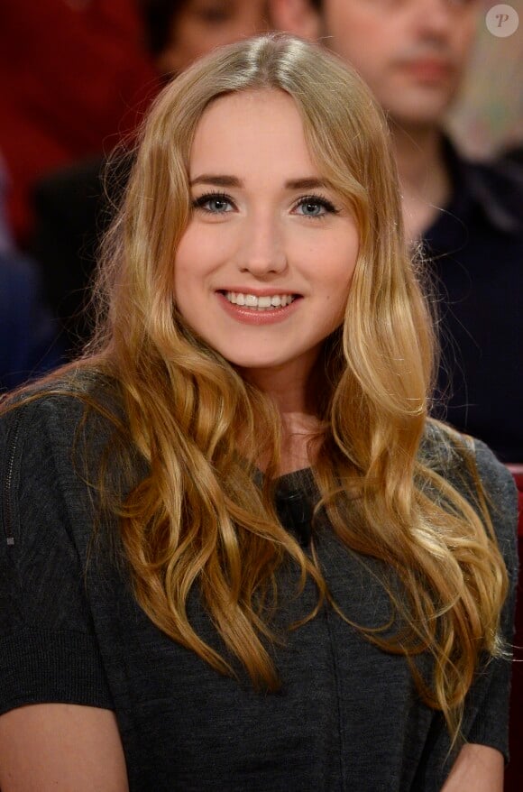 Chloé Jouannet, fille d' Alexandra Lamy, lors de l'émission Vivement dimanche, enregistrée le 19 mars 2014 à Paris et diffusée sur France 2 le 23 mars