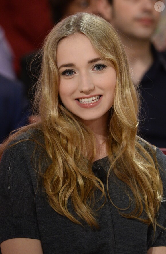 Chloé Jouannet, fille d' Alexandra Lamy, lors de l'émission Vivement dimanche, enregistrée le 19 mars 2014 à Paris et diffusée sur France 2 le 23 mars