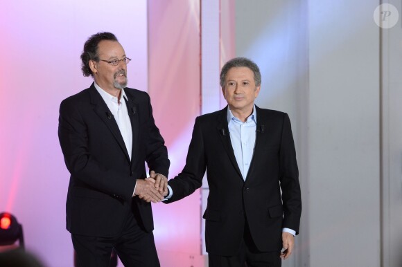 Jean Reno et Michel Drucker, lors de l'émission Vivement dimanche, enregistrée le 19 mars 2014 à Paris et diffusée sur France 2 le 23 mars