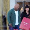 Mike Tyson se déleste de quelques dollars pour venir en aide à un SDF dans les rues de Beverly Hills, le 19 mars 2014