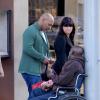 Mike Tyson se déleste de quelques dollars pour venir en aide à un SDF dans les rues de Beverly Hills, le 19 mars 2014